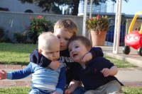 dsc_3223.jpg Eamon gives a mean hug.